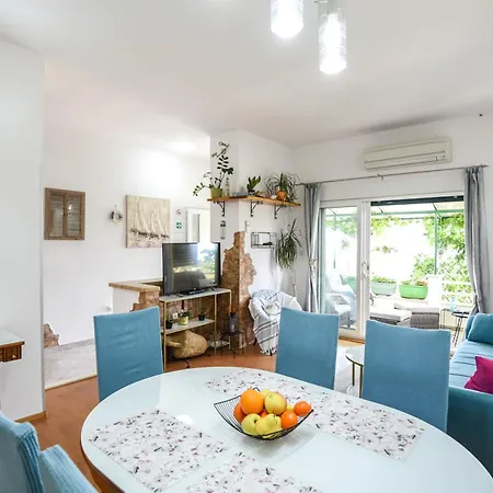 House Sandra With Private Heated Pool And Jacuzzi