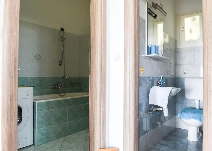 House Sandra With Private Heated Pool And Jacuzzi