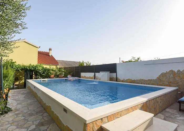 House Sandra With Private Heated Pool And Jacuzzi Kaštela