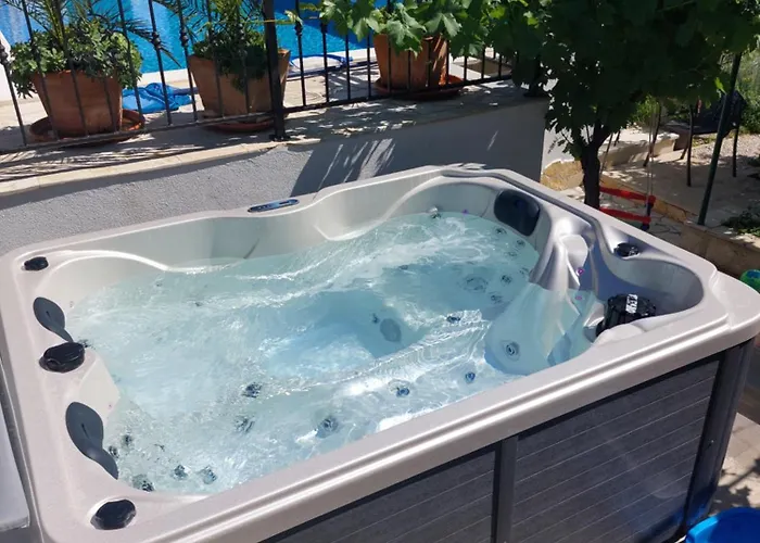 House Sandra With Private Heated Pool And Jacuzzi