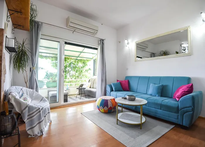 House Sandra With Private Heated Pool And Jacuzzi Kaštela