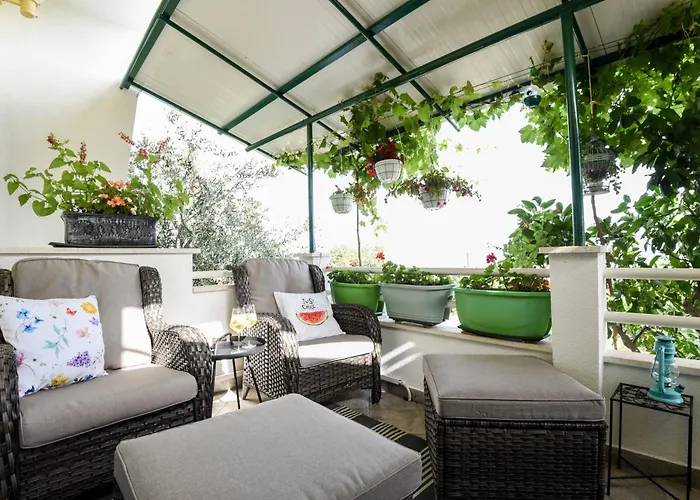 House Sandra With Private Heated Pool And Jacuzzi