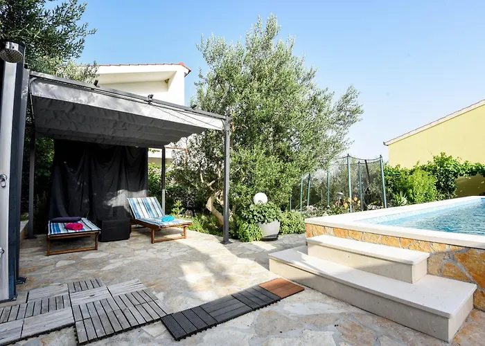 House Sandra With Private Heated Pool And Jacuzzi Kaštela