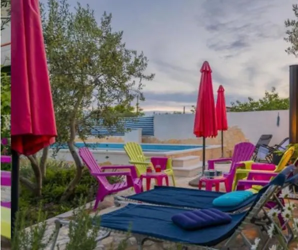 House Sandra With Private Heated Pool And Jacuzzi Kaštela