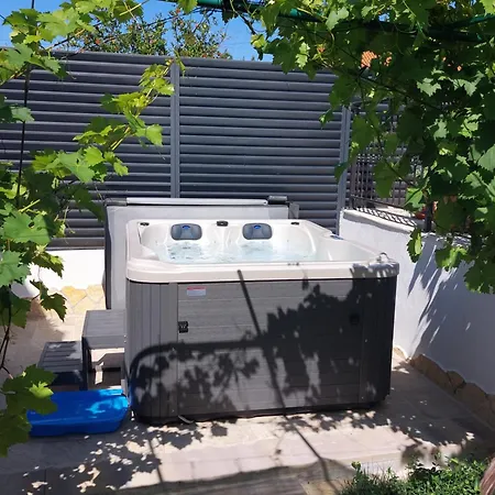 House Sandra With Private Heated Pool And Jacuzzi