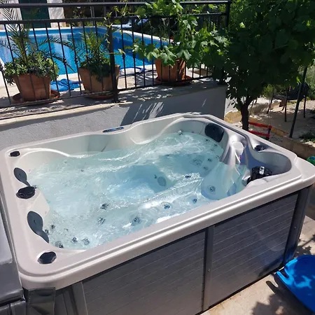 House Sandra With Private Heated Pool And Jacuzzi