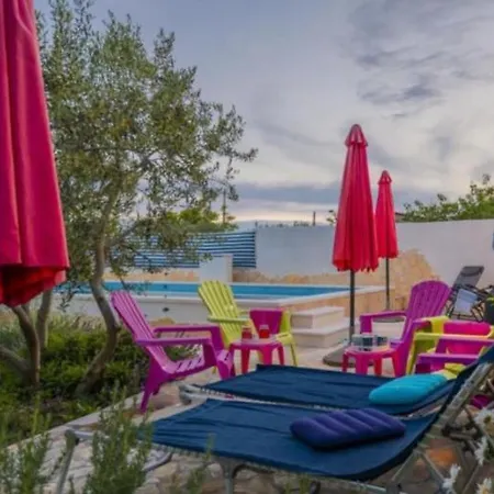 House Sandra With Private Heated Pool And Jacuzzi Kaštela