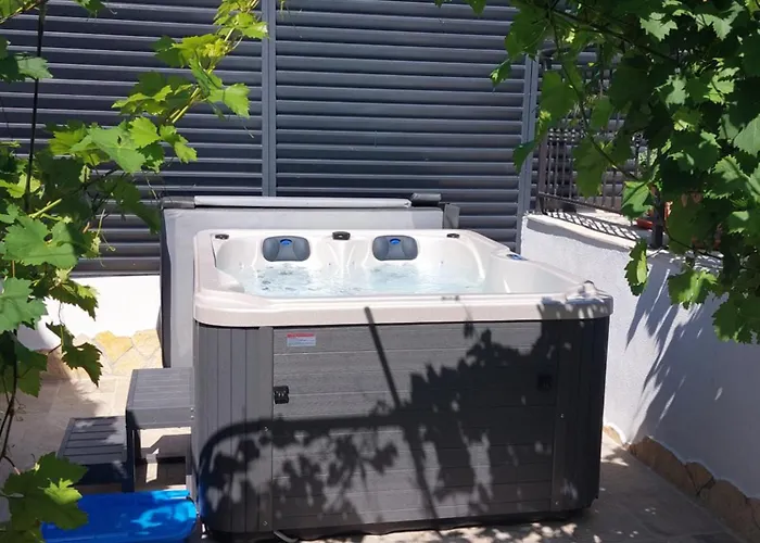 House Sandra With Private Heated Pool And Jacuzzi