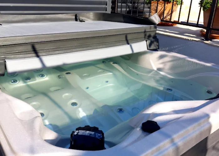 House Sandra With Private Heated Pool And Jacuzzi Kaštela