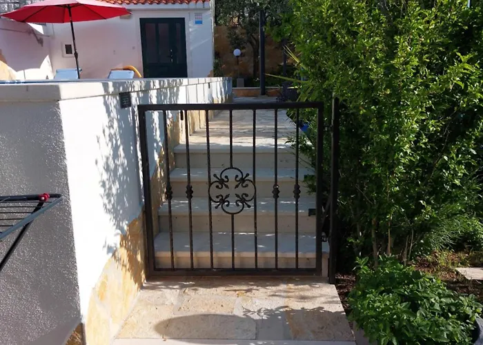 House Sandra With Private Heated Pool And Jacuzzi